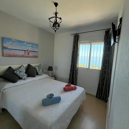 Atico Con Vistas Al Mar Y Con Piscina Frente A Castillo Sohail Apartment Fuengirola